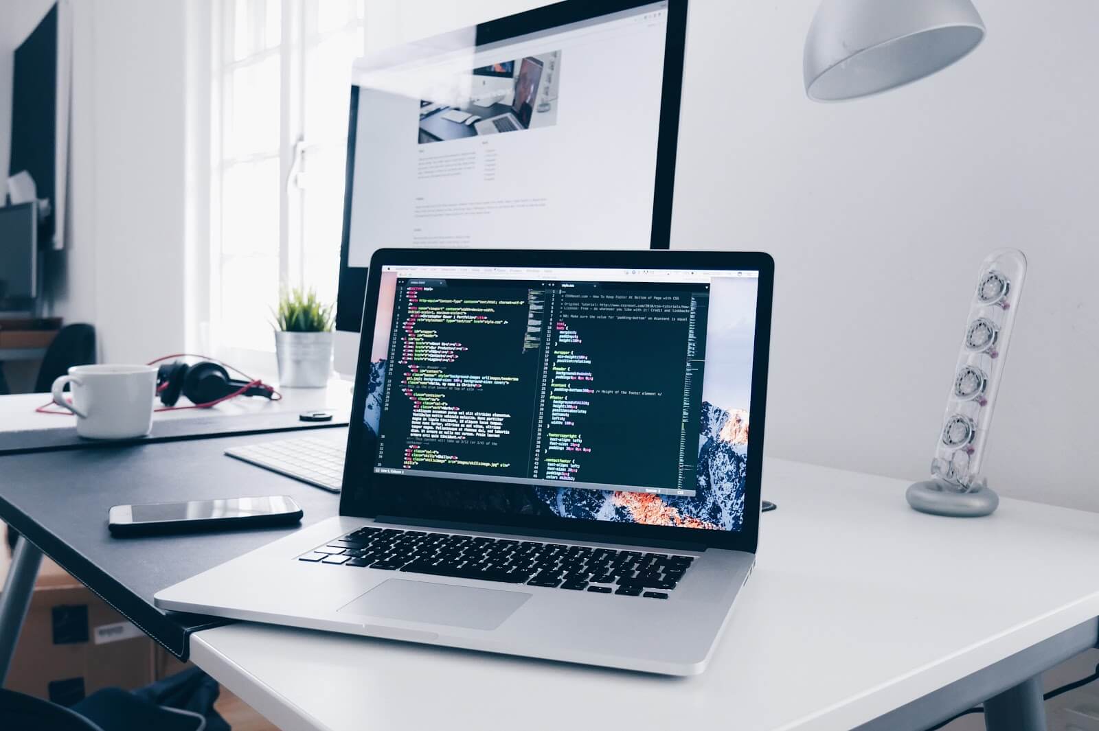 Ways to make money from home: a desk in a home office