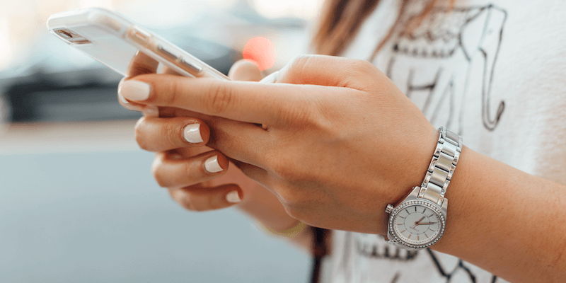Lyft phone number: a phone in a woman's hands