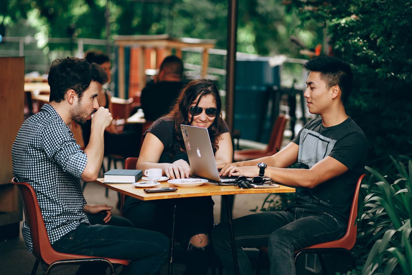 How to become a tutor: Three college students work a coffee shop