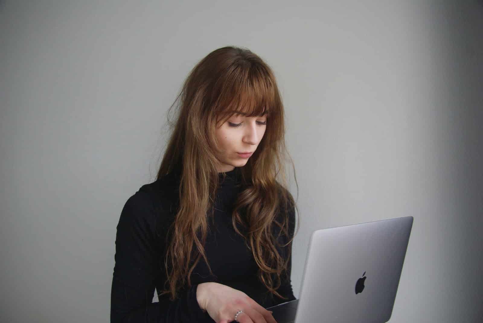 Zirtual: A woman works on a laptop