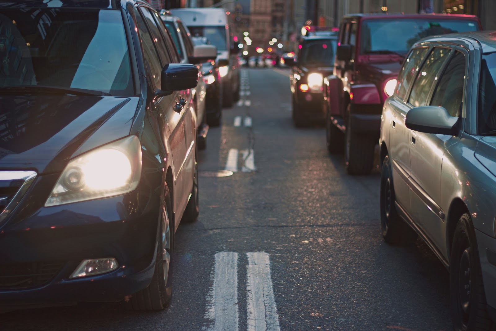 Lyft rates: cars in city traffic