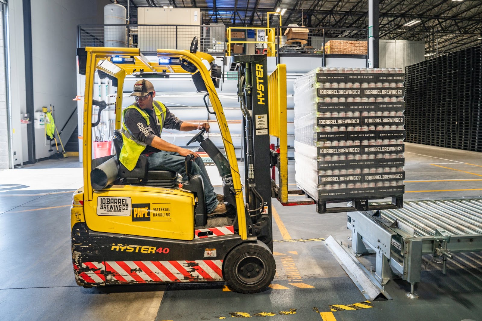 container conveyor in warehouse