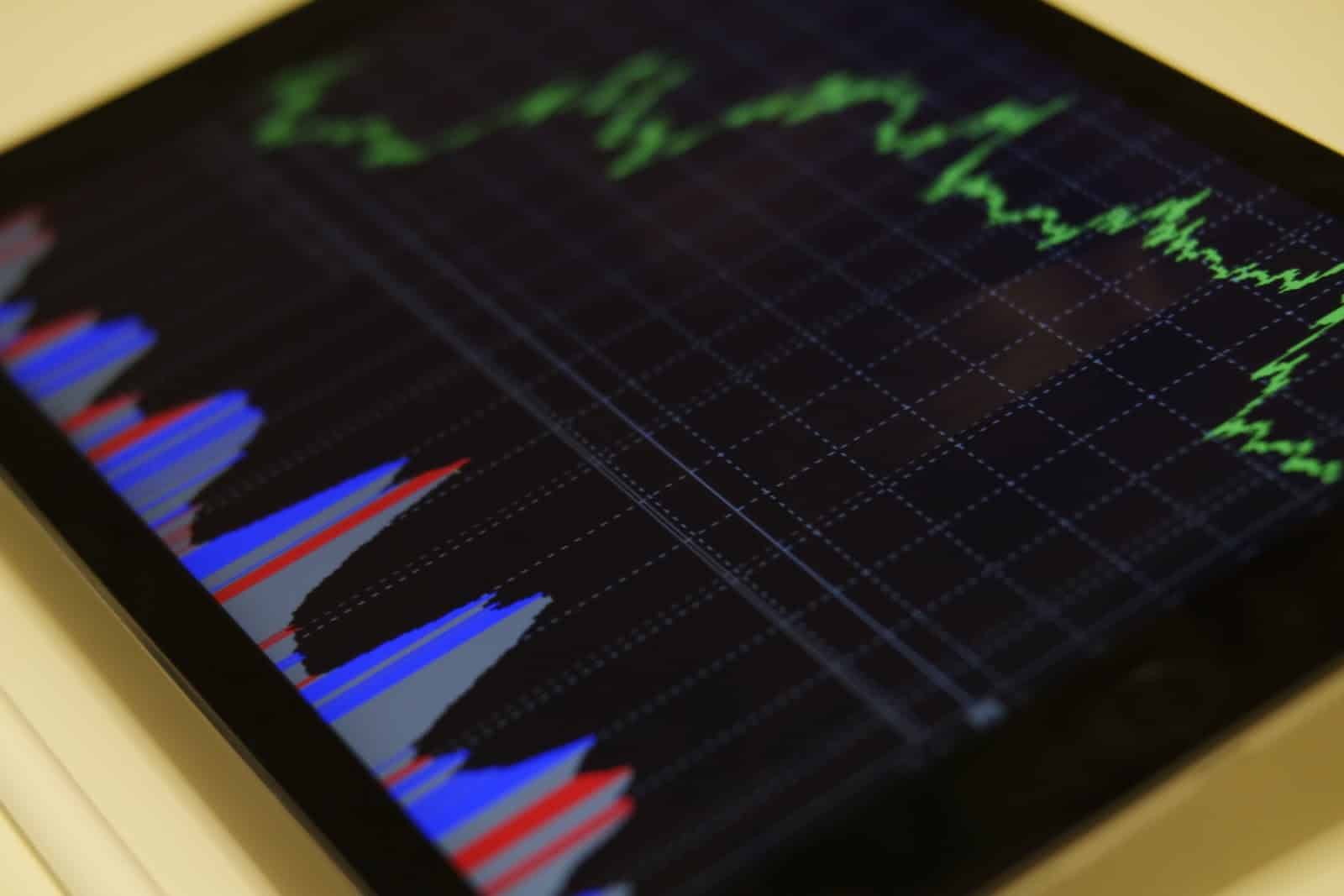 Stash vs Acorns: A graph on a tablet
