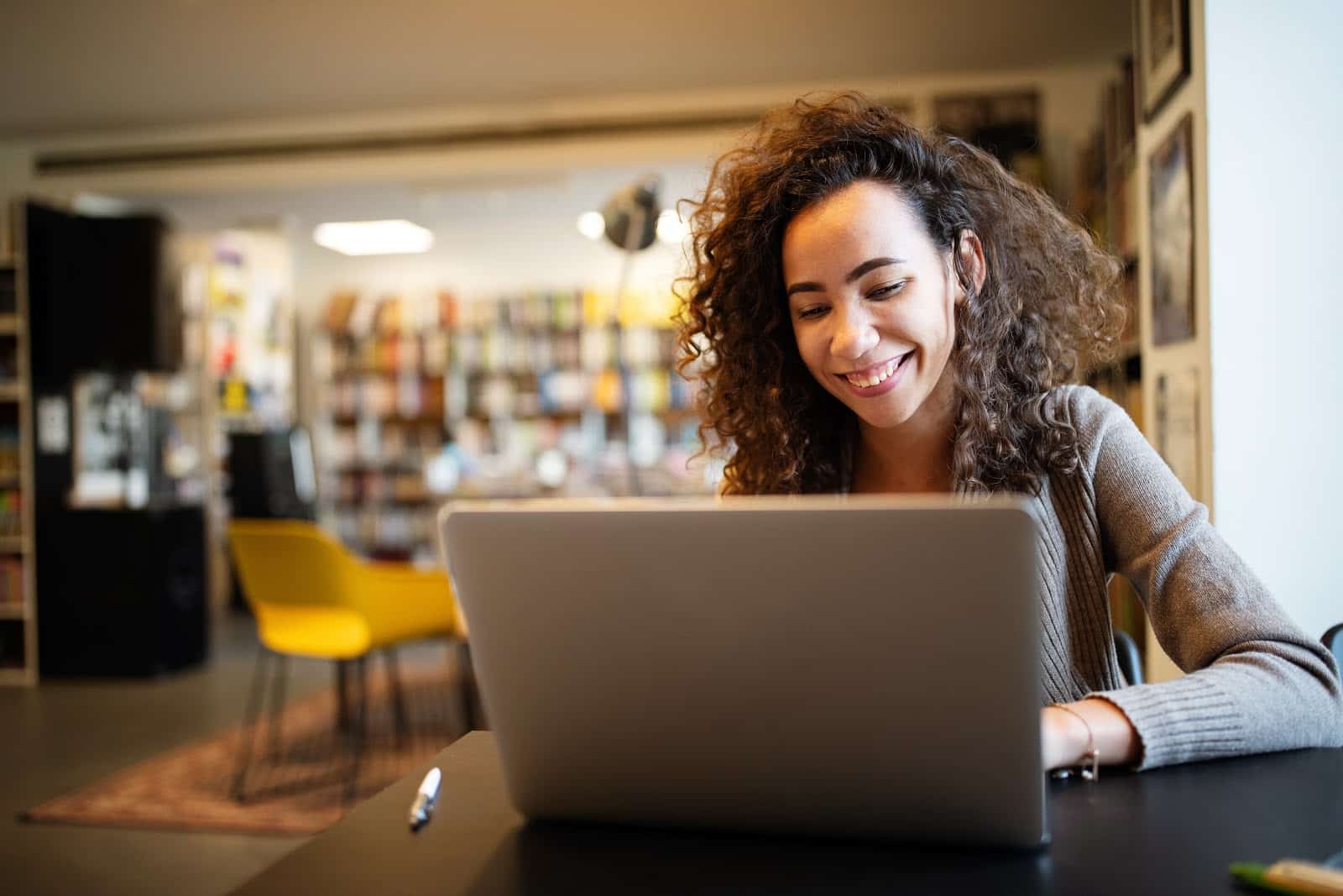 online jobs for college students with no experience: girl working and learning in college library