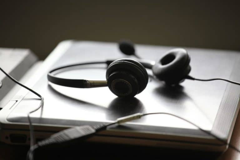 header image for the best headset for working from home post on gigworker.com